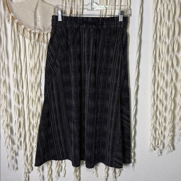 Athleta Arrival Elastic Waist Black and White Stripe A-Line Midi Skirt Size 4 - Picture 12 of 16